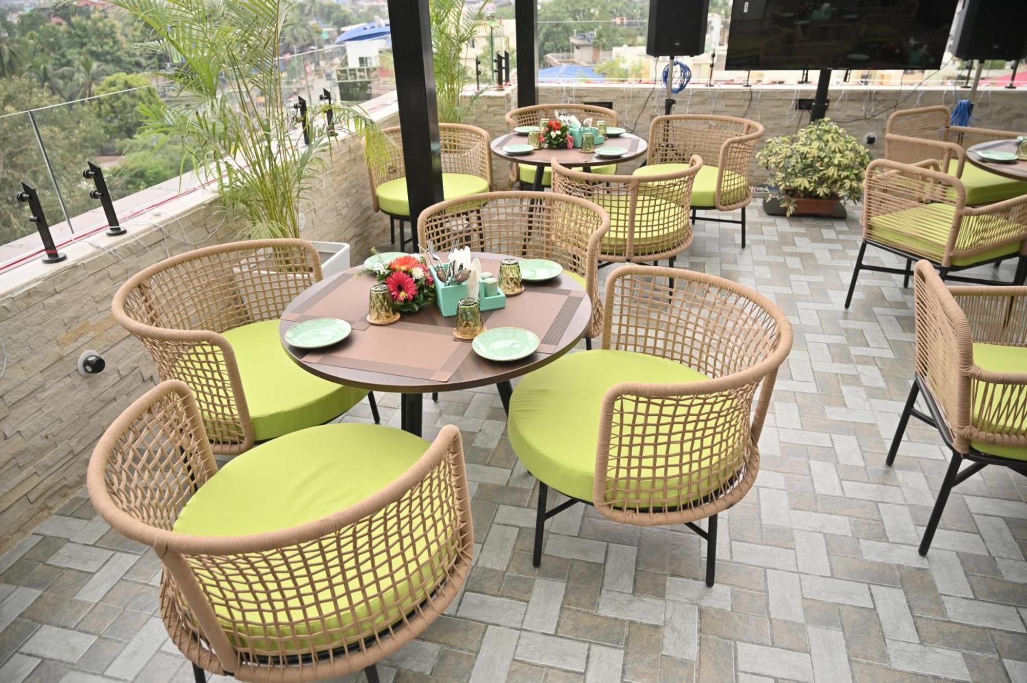 Heavens Garden Empire Hotel กูวาฮาติ ภายนอก รูปภาพ